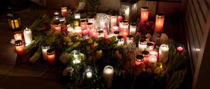 Einwohner von Brokstedt haben Blumen und Kerzen am Tatort auf dem Bahnsteig abgelegt. 