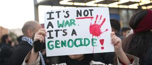 Auf einer verbotenen Pro-Palästina-Demonstration in Berlin wird Israel Völkermord vorgeworfen („Es ist kein Krieg. Es ist ein Völkermord!“).