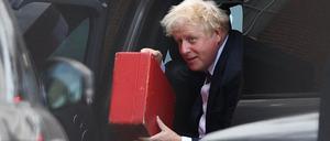 Mit gepacktem Koffer: Premierminister Boris Johnson muss die Downing Street 10 räumen. 