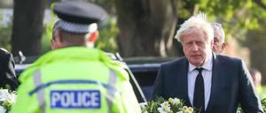Premierminister Boris Johnson trägt Blumen zum Ort des grausamen Geschehens, der methodistischen Kirche in Leigh-on-Sea östlich von London. 