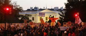 Unterstützer von Joe Biden versammelten sich am Wahltag vor dem Weißen Haus, um zu protestieren. 