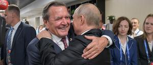 Ein Bild aus dem Jahr 2018: Gerhard Schröder umarmt Wladimir Putin. 