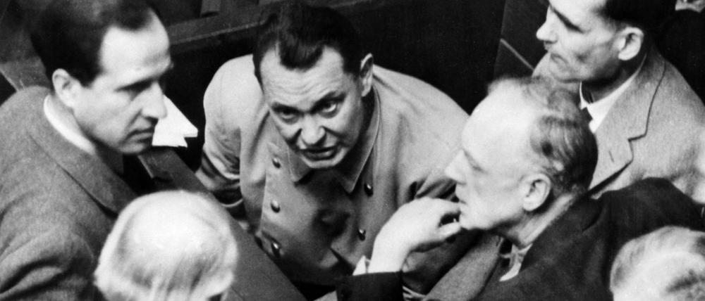 Die Hauptangeklagten (von links nach rechts) Hermann Göring, Rudolf Heß und Joachim von Ribbentrop auf der Anklagebank während der Nürnberger Kriegsverbrecherprozesse, die vor 70 Jahren begannen. 