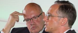 Kanzleramtschef Peter Altmaier (CDU, l) und Bundesjustizminister Heiko Maas (SPD)