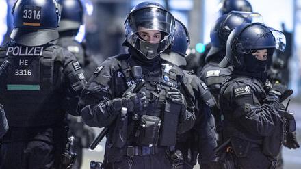Polizisten sichern vor der Europa-League-Begegnung von Eintracht Frankfurt gegen Antwerpen eine Kreuzung in der Innenstadt. 