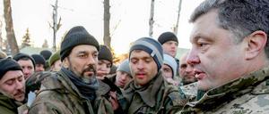 Präsident Petro Poroschenko besuchte am Mittwoch ukrainische Truppen in der Stadt Artemiwsk. Am Abend schlug er eine UN-Friedensmission vor.