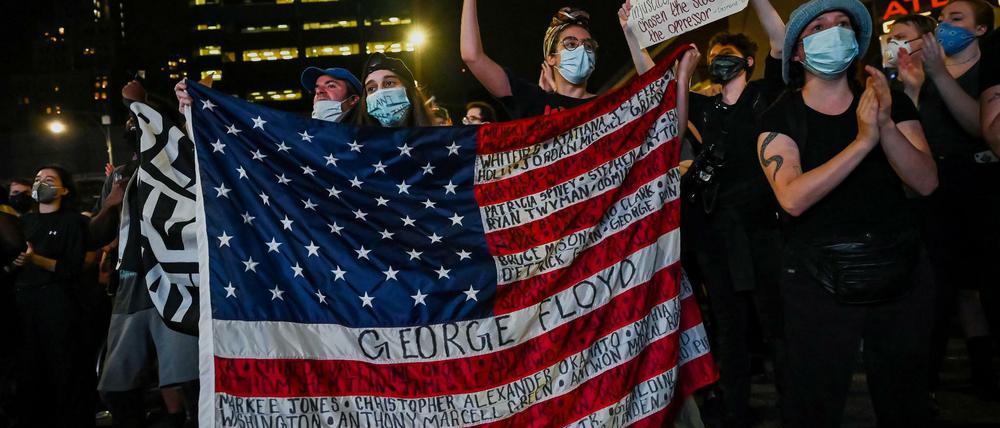 Demonstranten protestieren in New York City gegen Polizeigewalt. Der Tod von George Floyd hat eine internationale Protestwelle ausgelöst. 