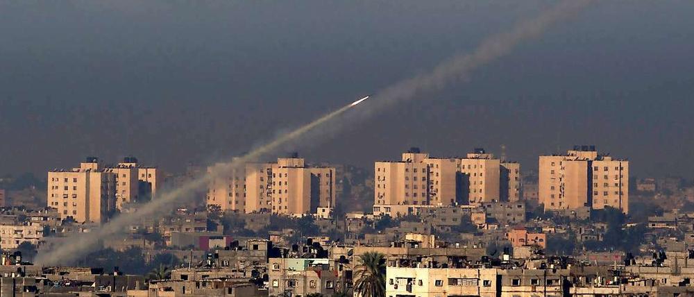 Diese Aufnahme zeigt, wie Raketen aus dem Gazastreifen abgeschossen werden.