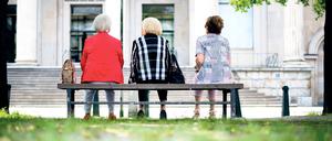 Drei ältere Frauen sitzen auf einer Bank in Hannover.
