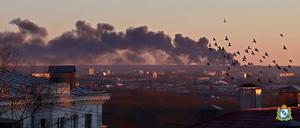 Rauch steigt über einem Feuer in der Nähe eines Flugplatzes in der Region Kursk auf. 