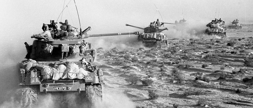 Israelische Panzer rücken im Juni 1967 auf der Halbinsel Sinai auf ägyptische Stellungen vor.