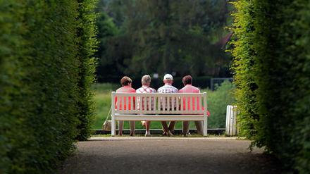 Senioren auf einer Parkbank im Schlosspark Pillnitz, Sachsen