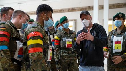 Soldaten testen in Zusammenarbeit mit dem Fraunhofer-Institut eine Covid-19-Tracking App in der Julius-Leber-Kaserne.