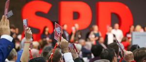 Delegierte halten beim SPD-Bundesparteitag in Berlin ihre Stimmkarten hoch.