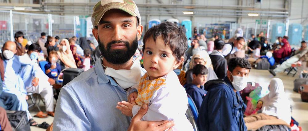 Zubair Hakimi wartet auf den Abflug. Er hofft, in den USA kann ihm ein US-Soldat helfen mit dem er in Kabul zusammengearbeitet hat.