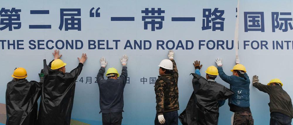 anAlles für die Neue Seidenstraße. Chinesische Arbeiter bauen die Kulisse für ein Panel während des zweiten Belt and Road Forum in Peking ab (2019).