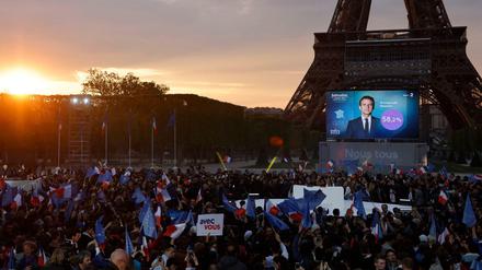 Unterstützer von Emmanuel Macron feiern am Eifelturm