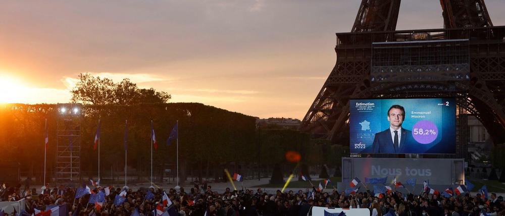 Unterstützer von Emmanuel Macron feiern am Eifelturm