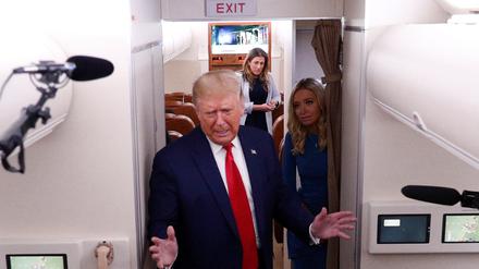 Donald Trump im September 2020 der Air Force One, im Hintergrund (Mitte) ist  Cassidy Hutchinson zu sehen, die damals Assistentin seines Stabchefs Mark Meadows war und am Dienstag im Untersuchungsausschuss zum 6. Januar 2021 aussagte.