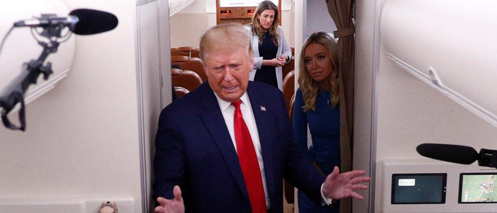 Donald Trump im September 2020 der Air Force One, im Hintergrund (Mitte) ist  Cassidy Hutchinson zu sehen, die damals Assistentin seines Stabchefs Mark Meadows war und am Dienstag im Untersuchungsausschuss zum 6. Januar 2021 aussagte.