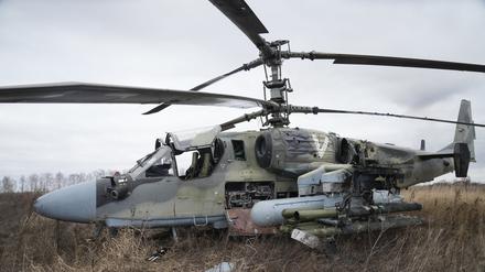 Ein russischer Ka-52-Kampfhubschrauber steht nach einer Notlandung außerhalb der ukrainischen Hauptstadt auf einem Feld (Symbolbild).