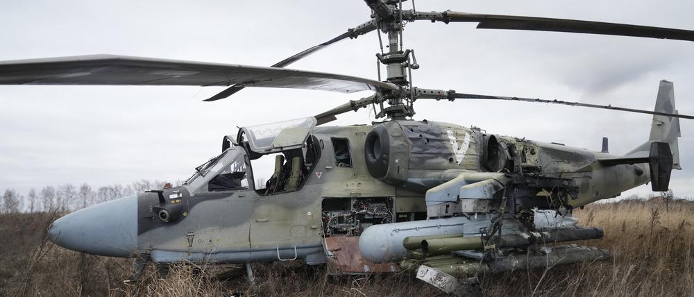 Ein russischer Ka-52-Kampfhubschrauber steht nach einer Notlandung außerhalb der ukrainischen Hauptstadt auf einem Feld (Symbolbild).
