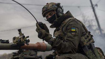 Ein ukrainischer Soldat kommuniziert mit Mitgliedern seiner Einheit während eines Angriffs auf russische Stellungen an der Frontlinie in der Nähe von Cherson. 