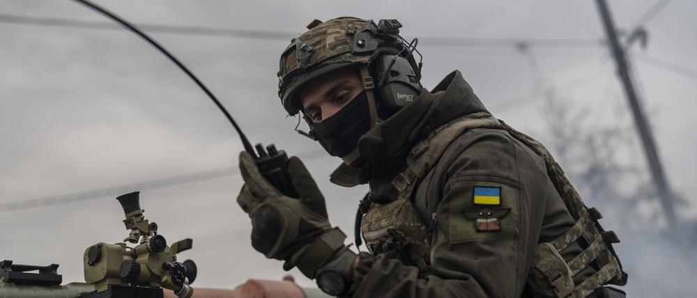 Ein ukrainischer Soldat kommuniziert mit Mitgliedern seiner Einheit während eines Angriffs auf russische Stellungen an der Frontlinie in der Nähe von Cherson. 