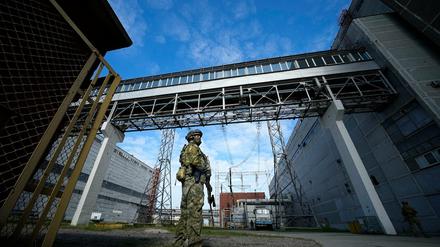 Sorge um die Besetzung des größten europäischen Atomkraftwerks. Ein russischer Soldat bewacht einen Bereich des Kernkraftwerks Saporischschja.