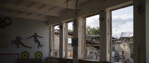 Die zerstörte Bibliothek einer Schule in Kupiansk, Ukraine.
