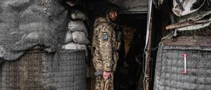 Ein ukrainischer Soldat im Einsatz naher der ostukrainischen Stadt Novoluhansk.