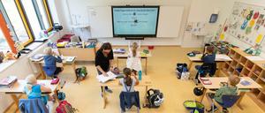 Eine Lehrerin unterrichtet Schüler:innen einer Grundschule in Osnabrück. (Archivbild)
