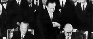 Charles de Gaulle (rechts) und Konrad Adenauer unterzeichnen am 22. Januar 1963 im Elysee-Palast den deutsch-französischen Freundschaftsvertrag.