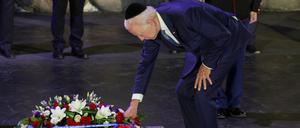 US-Präsident Joe Biden legt auf seiner Nahost-Reise einen Kranz an der Holocaust-Gedenkstätte Yad Vashem in Jerusalem nieder.
