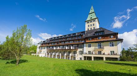 Satte Wiesen im Sonnenschein. Mitten darin liegt das Tagungshotel Schloss Elmau. Foto: Peter Kneffel/dpa