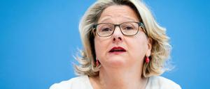 Bundesumweltministerin Svenja Schulze (SPD) stellt drei Gutachten zur möglichen Ausgestaltung eines CO2-Preises in der Bundespressekonferenz vor.