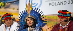 Sonia Guajajara (M), brasilianische Umweltaktivistin, spricht auf einer Pressekonferenz zum Thema "Indigene Völker" beim Weltklimagipfel. 
