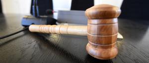 Auf der Richterbank im Schwurgerichtssaal im Schwurgerichtssaal im Landgericht Karlsruhe (Baden-Württemberg) liegt am 02.09.2014 ein Richterhammer aus Holz. 