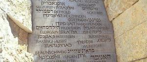 Erinnerung wachhalten:  In Yad Vashem erinnern Gedenktafeln an jüdische Gemeinden in Deutschland, die während des Nationalsozialismus ausgelöscht wurden.