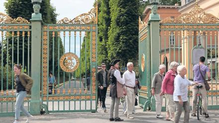 Bislang ist der Parkeintritt für Sanssouci freiwillig. Sollte die Stadt ihre Zahlungen an die Schlösserstiftung einstellen, müssten Besucher für jeden Parkbummel zahlen.