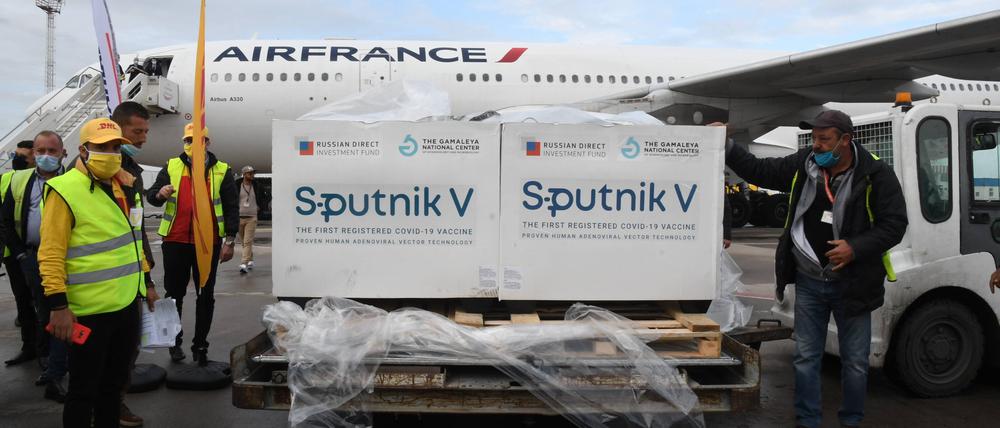 210309 -- TUNIS, March 9, 2021 -- Workers prepare to transport the COVID-19 vaccine at the Carthage International Airport in Tunis, Tunisia, on March 9, 2021. Tunisia received 30,000 doses of the first batch of Russia s Sputnik V vaccine against COVID-19 on Tuesday. Photo by /Xinhua TUNISIA-TUNIS-COVID-19 VACCINE-ARRIVAL AdelxEzzine PUBLICATIONxNOTxINxCHN 