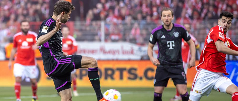 Auch Thomas Müller durfte jubeln. Der Nationalspieler trifft hier zum 3:0 für den FC Bayern, später legte er noch das 5:0 nach.