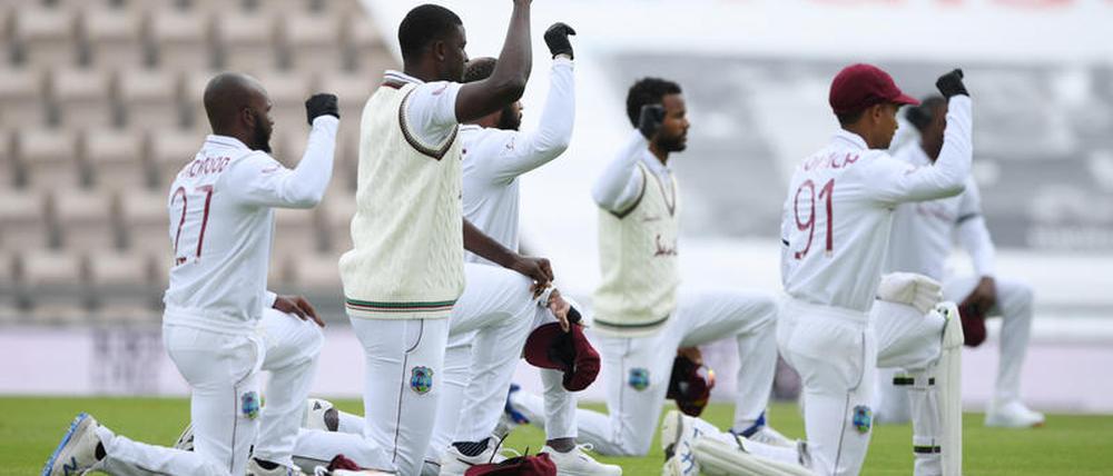 Haltung zeigen. Lange wurde das Thema Rassismus im Cricket ignoriert, jetzt setzten die Spieler vor dem Test zwischen England und den West Indies ein Zeichen.