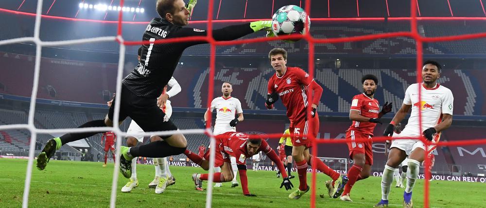 Die Bayern schießen viele Tore, wie hier Thomas Müller das 3:3 gegen RB Leipzig. Sie kassieren in dieser Saison bisher aber auch reichlich Gegentreffer.