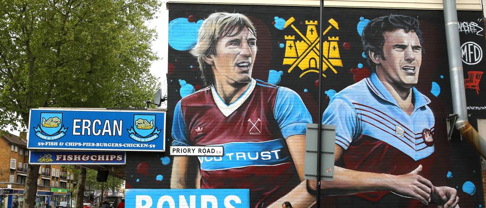 West Hams Klublegenden Trevor Brooking (rechts) und Billy Bonds sind auch heute noch präsent in der Nähe des Upton Park.  