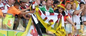 Weg damit! Stewards halten deutsche Fans davon ab, ihr Banner zu befestigen. 