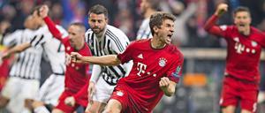 Bayern dreht das Spiel – und durch. Thomas Müller (M.) bejubelt seinen Kopfball-Treffer zum 2:2, der die Münchner in die Verlängerung bringt.