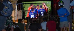 Zaungäste schauen sich das Champions League Finale an, das im Kino im Olympiapark übertragen wurde. 