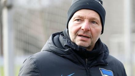 Positioniert sich gegen Homosexuelle und Migrant*innen.:Zsolt Petry, Torwarttrainer von Hertha.