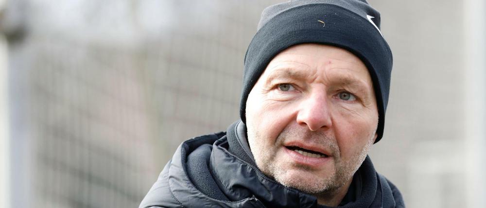Positioniert sich gegen Homosexuelle und Migrant*innen.:Zsolt Petry, Torwarttrainer von Hertha.